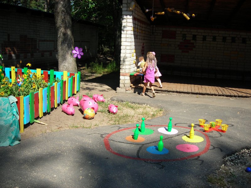 Сенсорная площадка в детском саду на улице