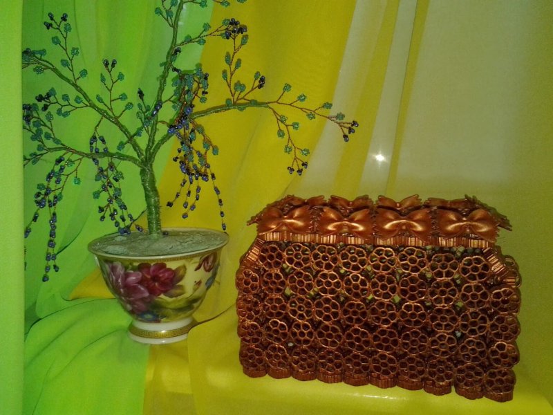 Цветы из макаронных изделий в вазе