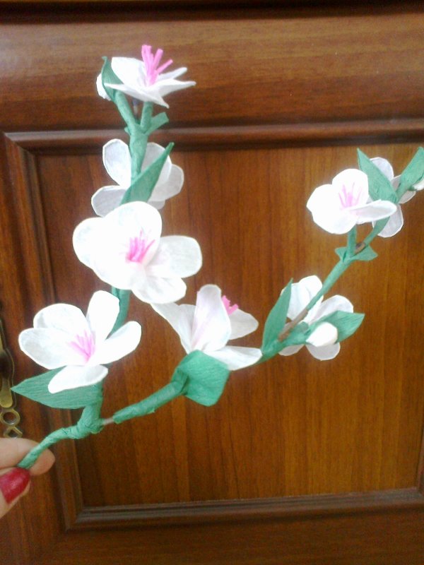Ветки цветов из гофрированной бумаги
