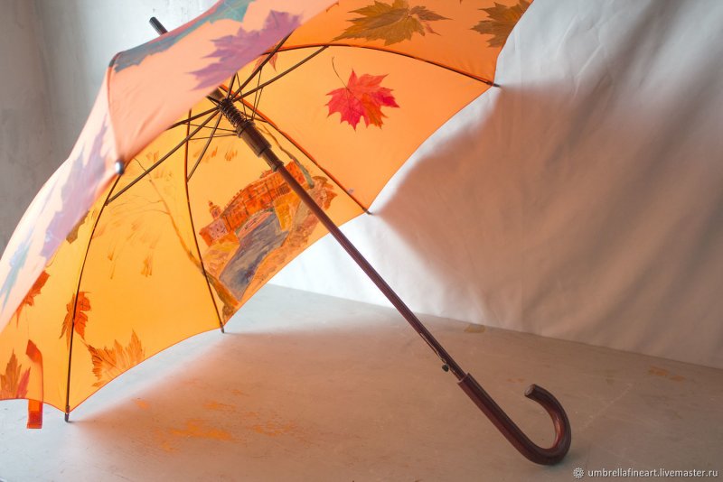 Зонт с осенней листвой