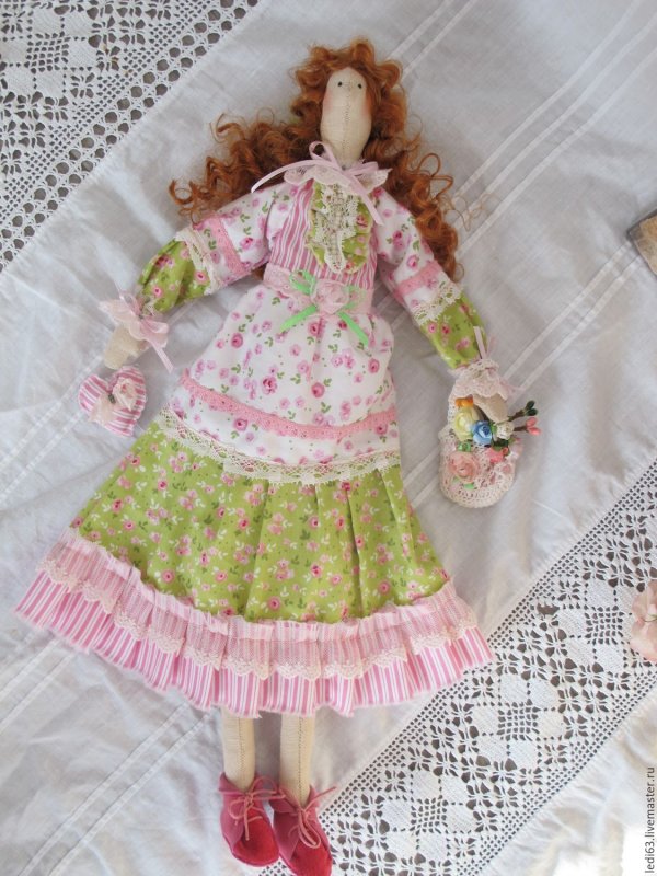 Кукла в конфетном платье