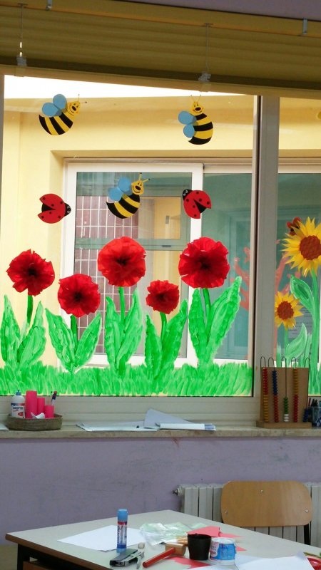 Весенний декор на окна в детский сад