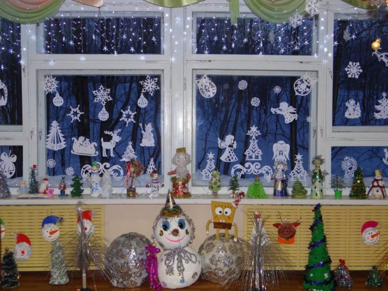 Зимнее украшение окон в детском саду