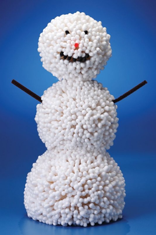 Снеговик из пенопластовых шариков