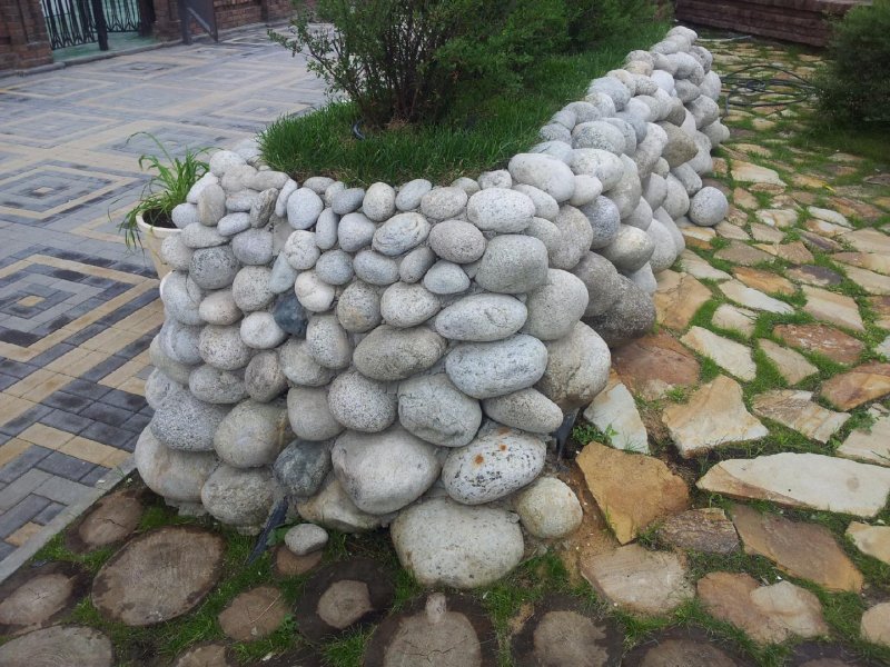 Камни из цемента для сада