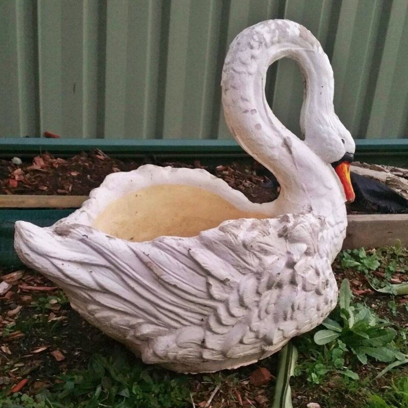 Лебеди из пенопласта для сада