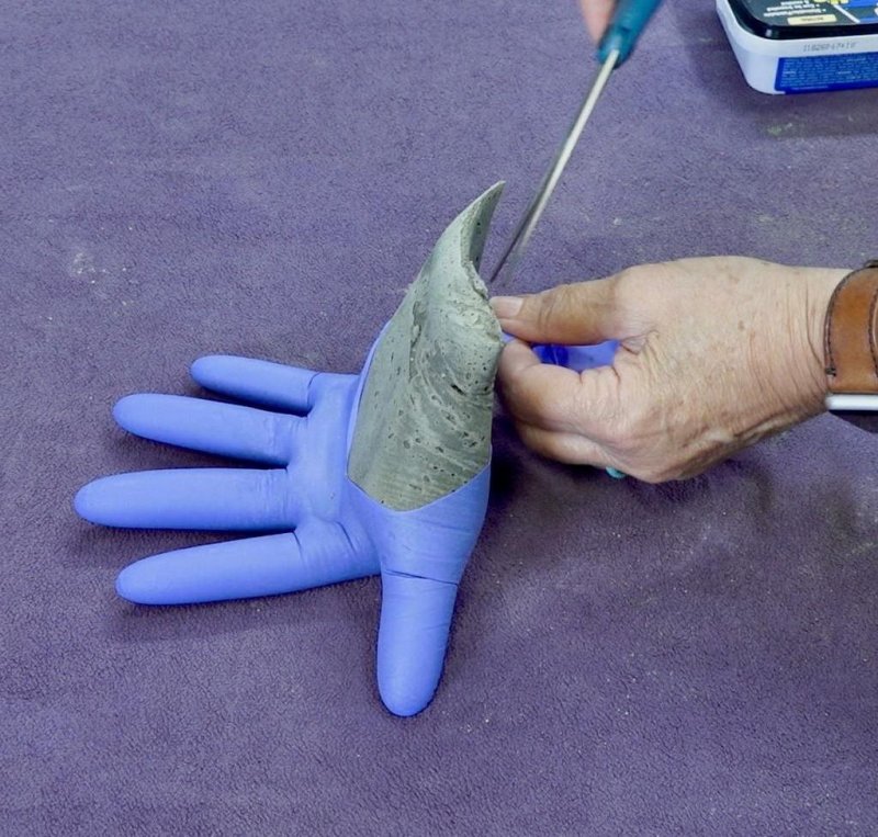 Резиновые перчатки и цемент