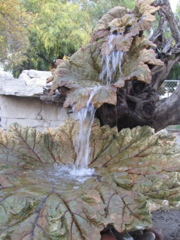 Листья лопуха из цемента водопад