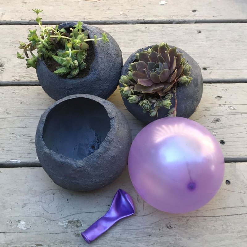 Мягкие игрушки в цементе для сада