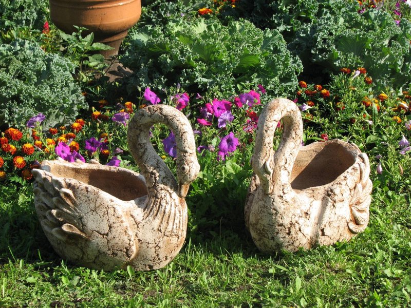 Скульптура лебеди для сада
