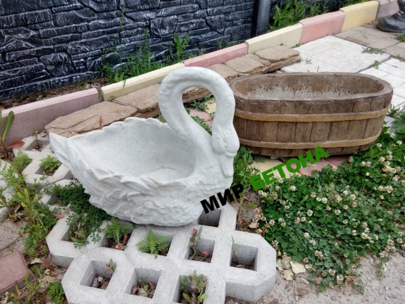 Фигурка лебедя для сада