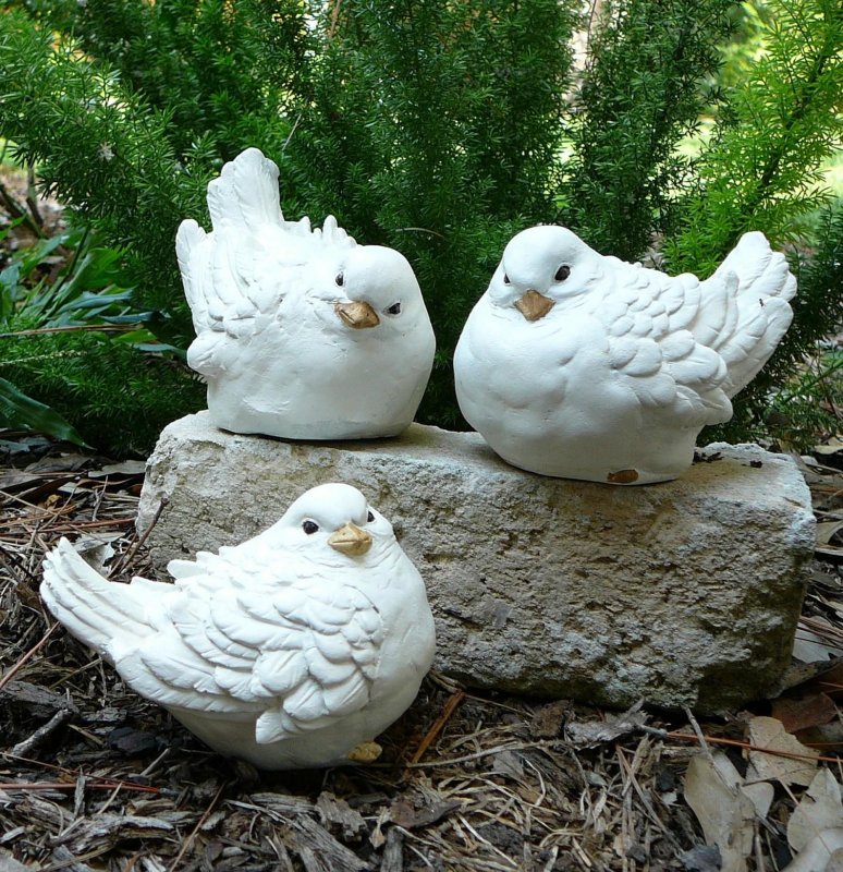 Садовая скульптура полистоун лебедь