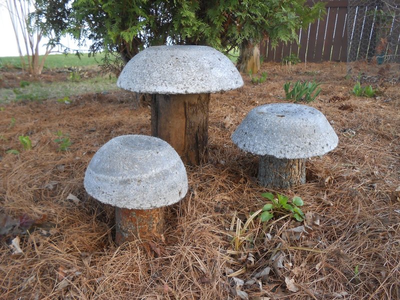 Деревянные грибы для сада