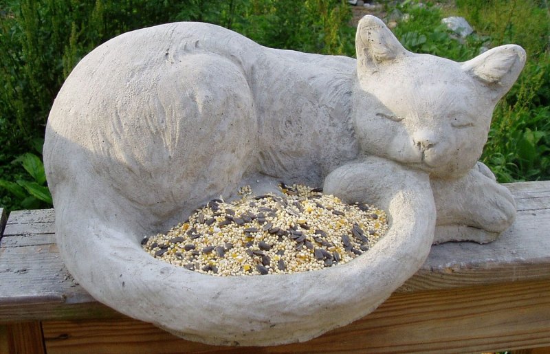 Поделка для сада из цемента довольный пузатый кот