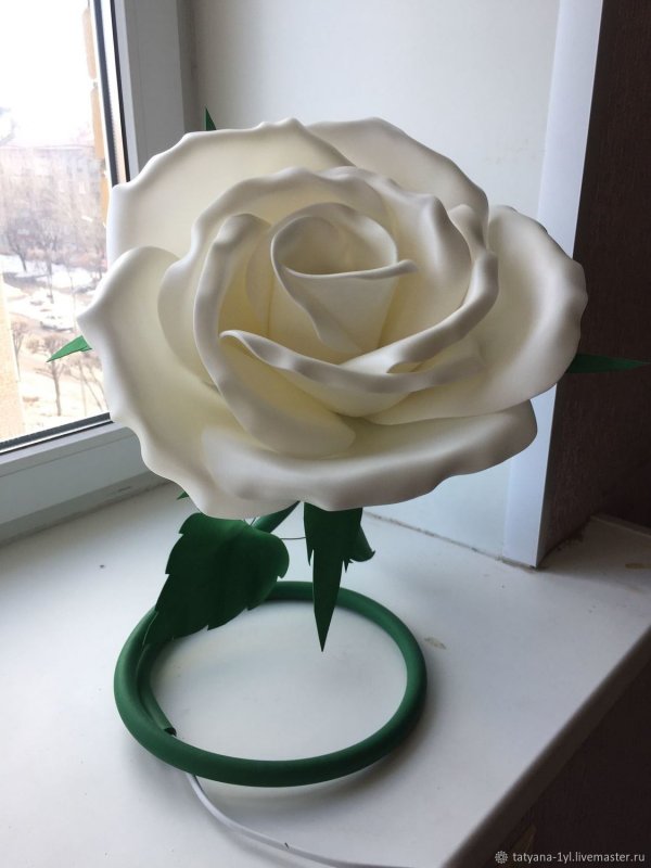 Настольный светильник роза из фоамирана