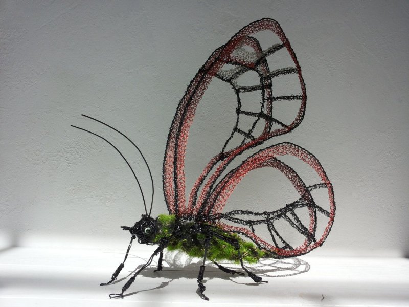 Скульптура бабочка из проволоки