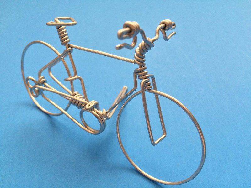 Сувенир велосипед из проволоки
