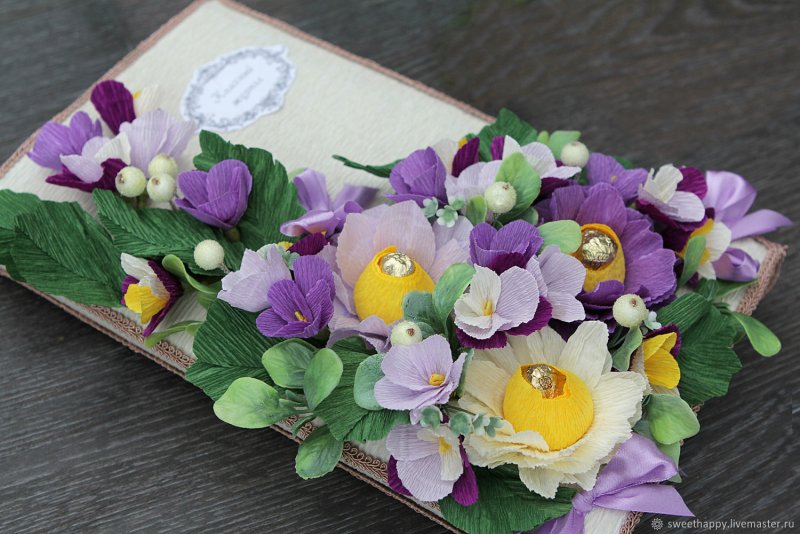 Коробка конфет с цветами из гофрированной бумаги