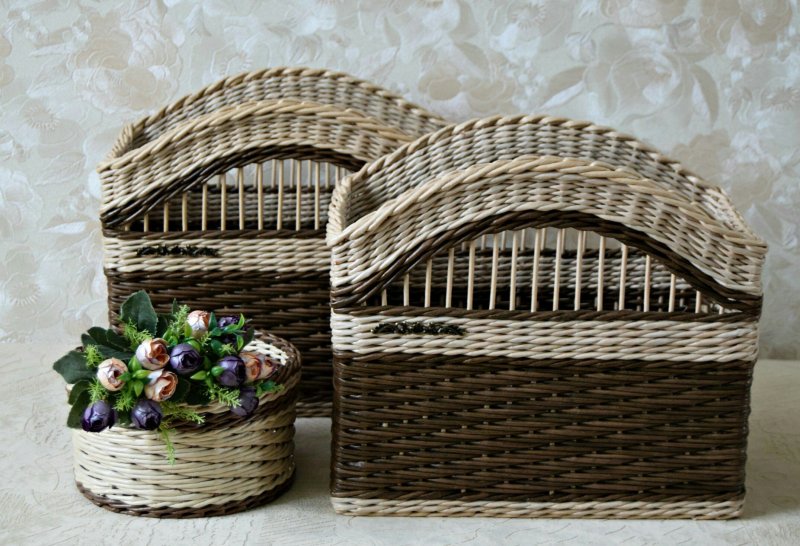 Плетеные корзины в декоре сада