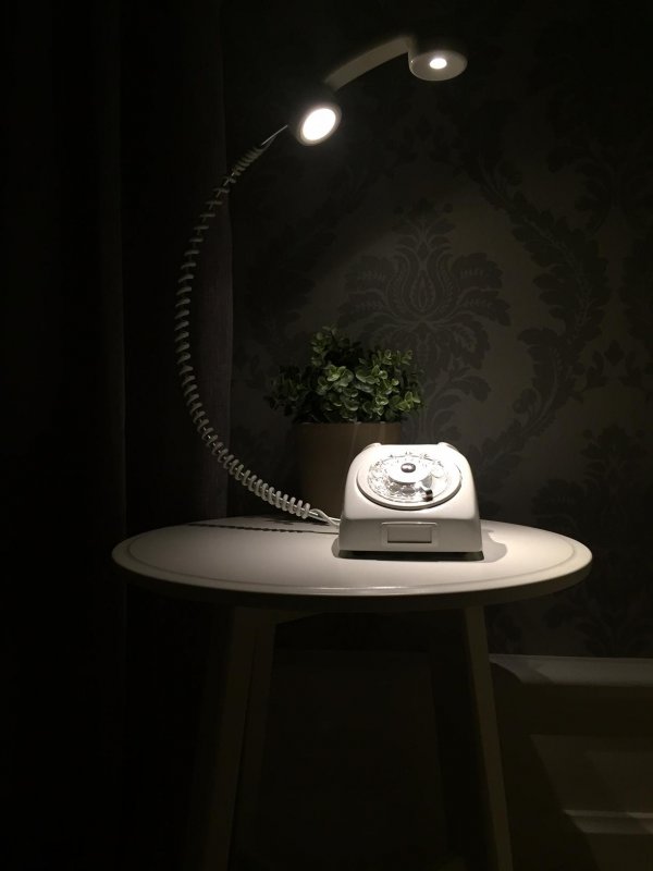Настольная лампа из телефона