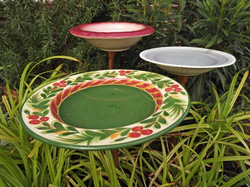 Декор из тарелок в саду