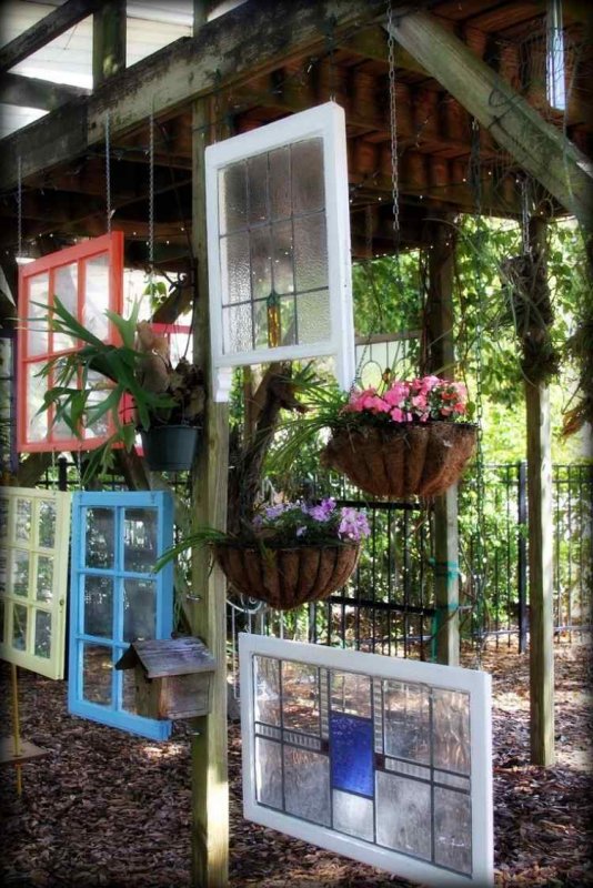 Декоративная дверь в саду