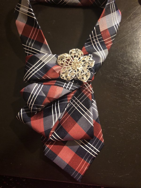 Женские украшения из галстуков
