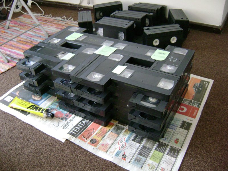 Журнальный столик из видеокассет