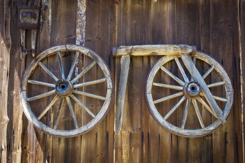 Декорация железное колесо телеги