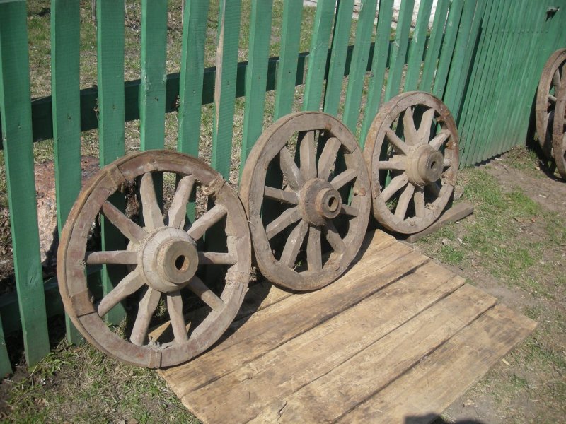 Скамья из колес от телеги