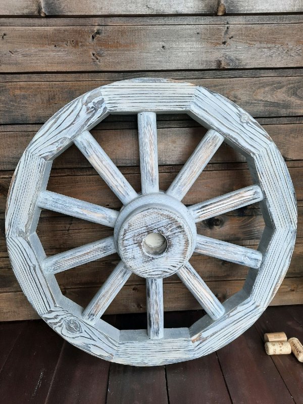 Декор из колеса от телеги