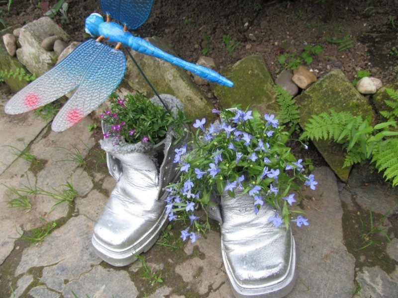 Необычные цветочные горшки из обуви