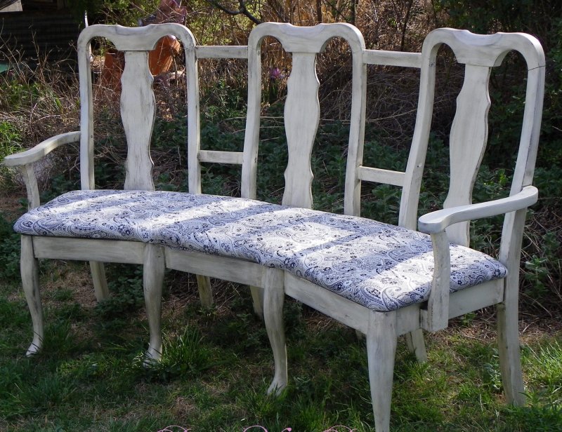 Скамейка из железных стульев