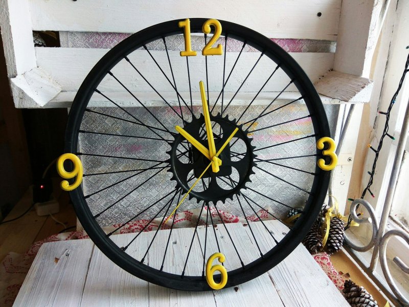 Часы в велосипедном колесе