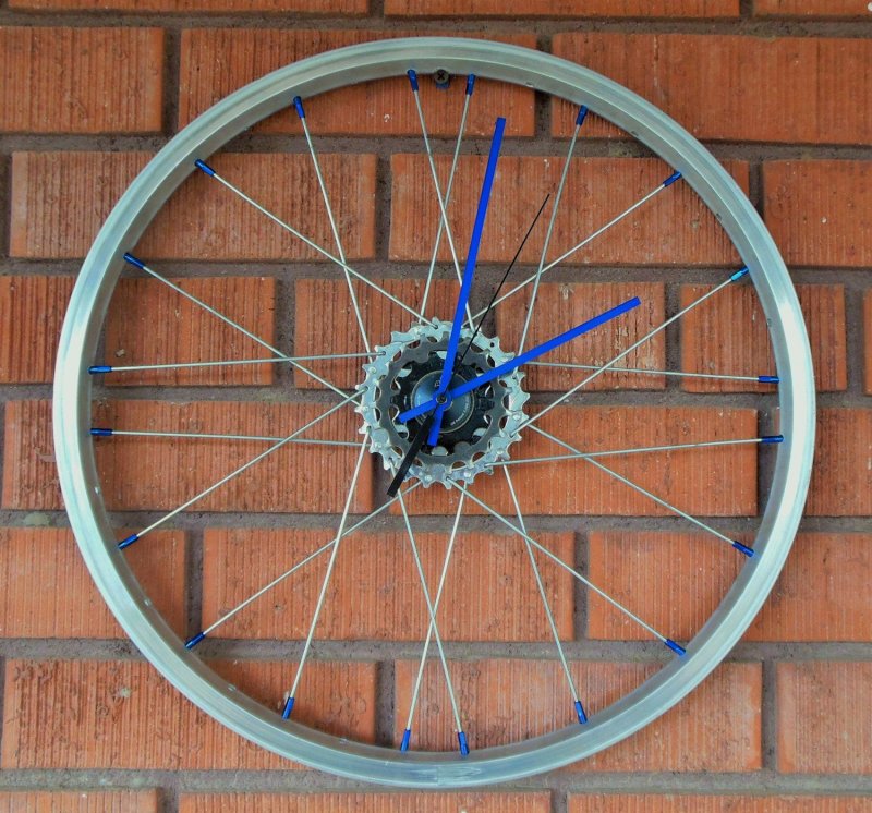 Часы из колеса велосипеда