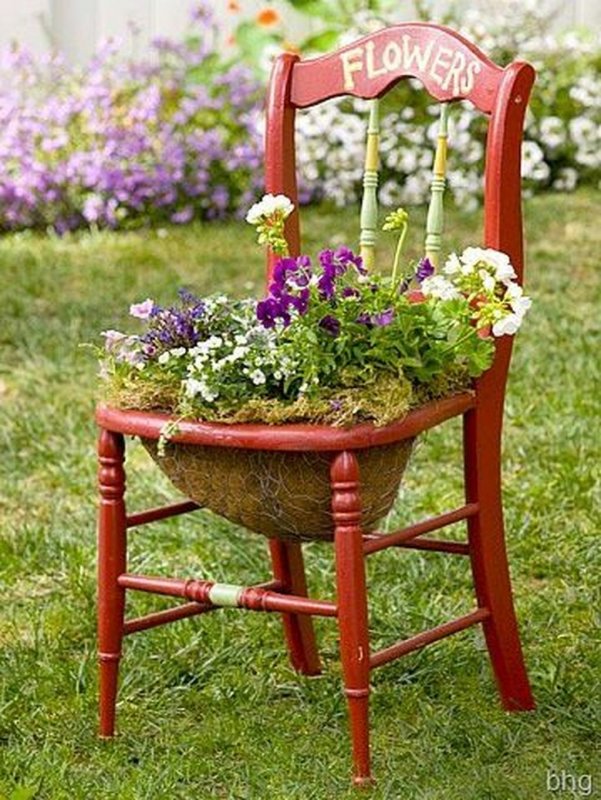 Декор со стулом в саду