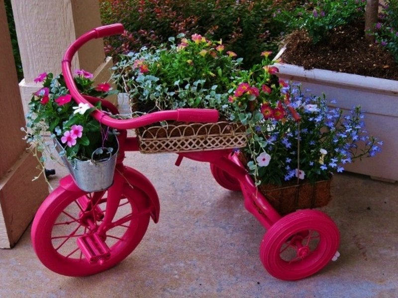 Трёхколёсный велосипед декор сада