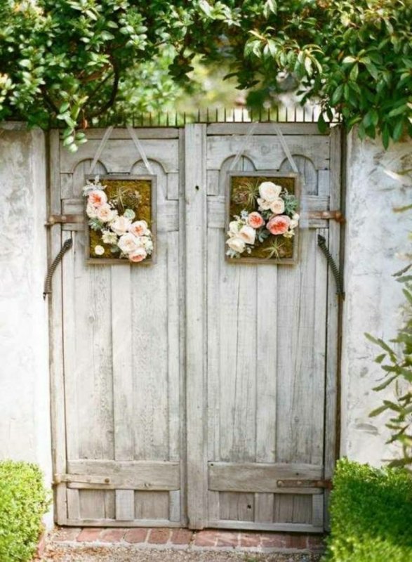 Старая дверь в саду декор