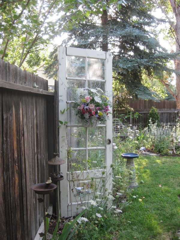 Декоративная дверь в саду