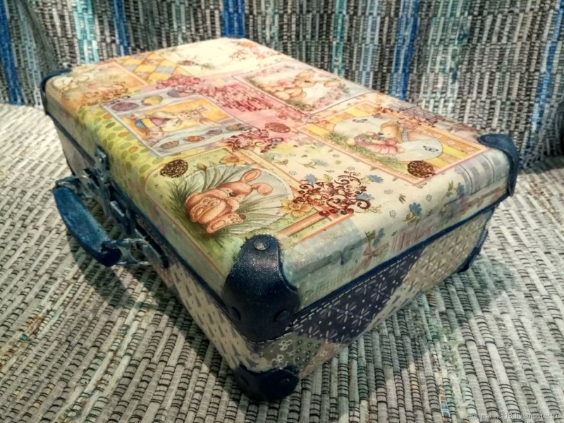 Новогодний декор старого чемодана