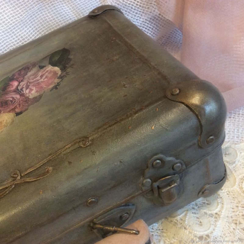 Комод из старых чемоданов