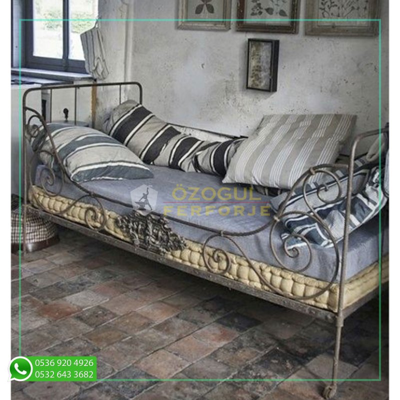 Старая железная кровать в интерьере