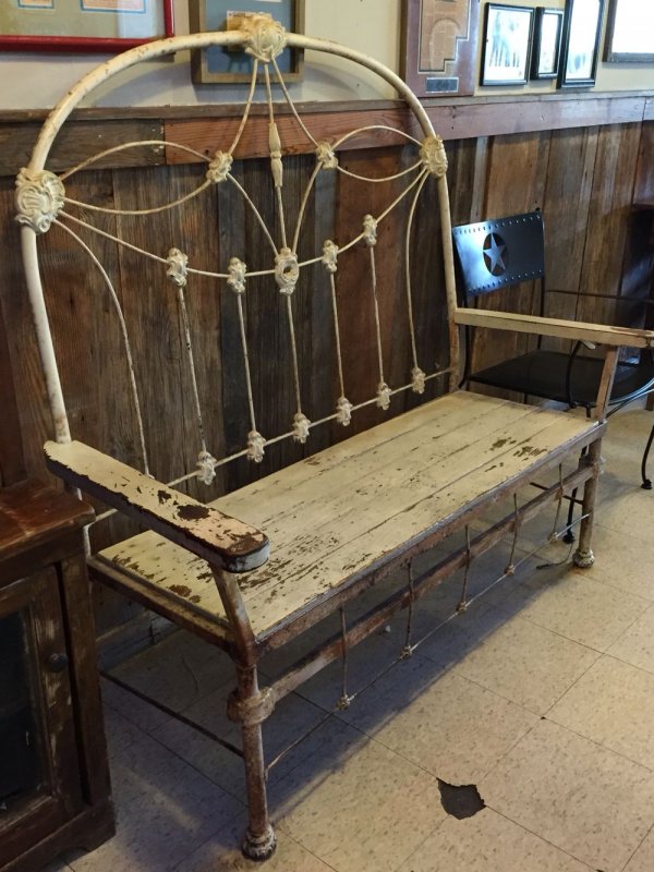 Скамейки из старинных кроватей