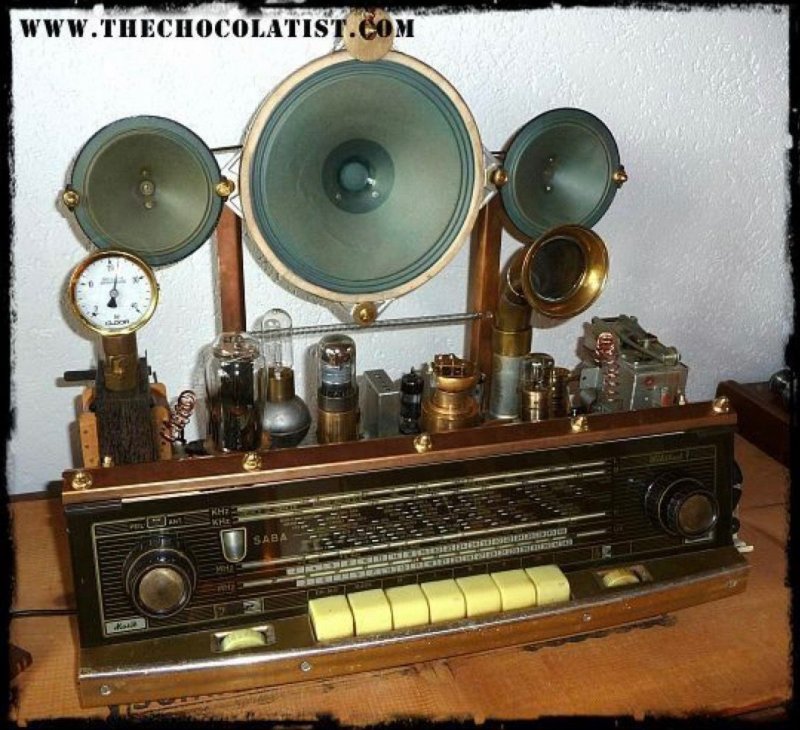 Старый радиоприемник в интерьере