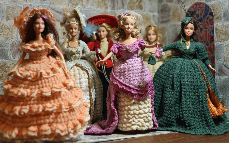 Вязаные платья для кукол Барби