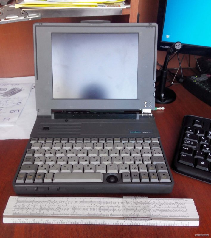 Маленький старый ноутбук