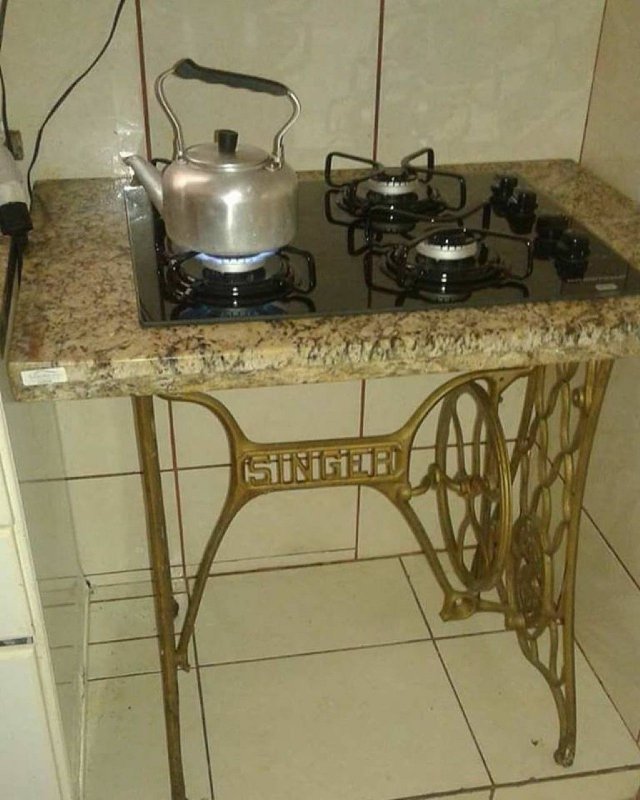 Стол на кухню из швейной машинки