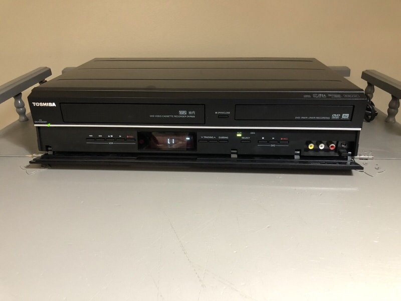 Видеомагнитофон VHS 90х годов