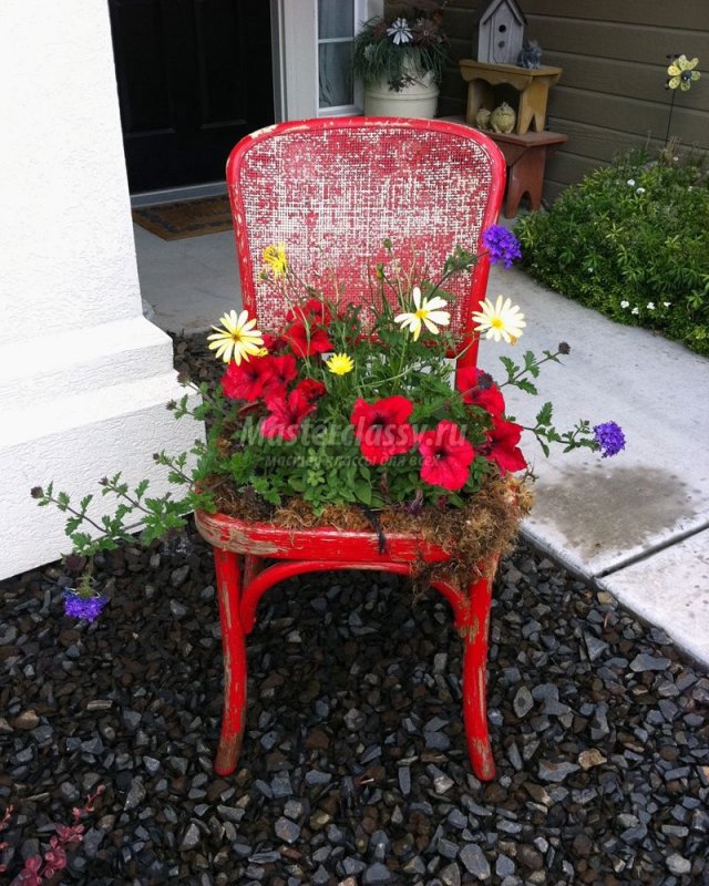 Старые стулья в декоре сада