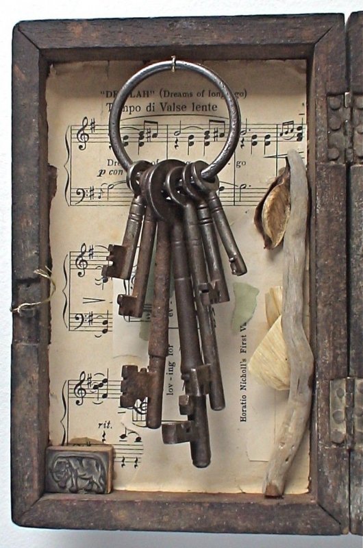 Панно из старинных ключей